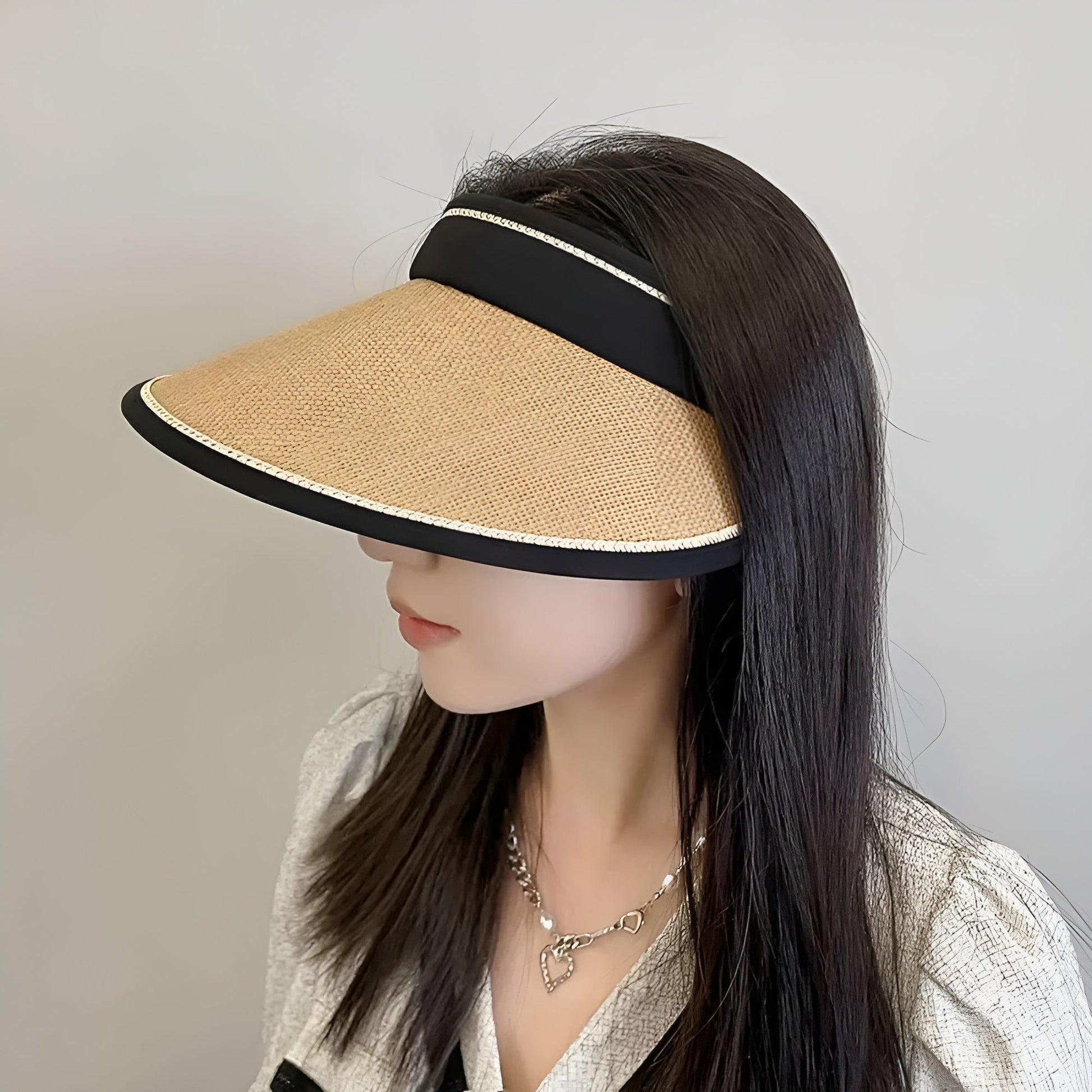 Gros plan sur la texture en paille du chapeau