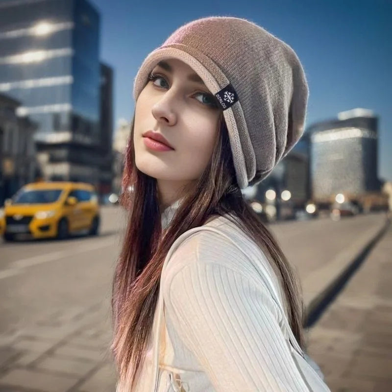 Femme souriante avec un bonnet long en extérieur enneigé