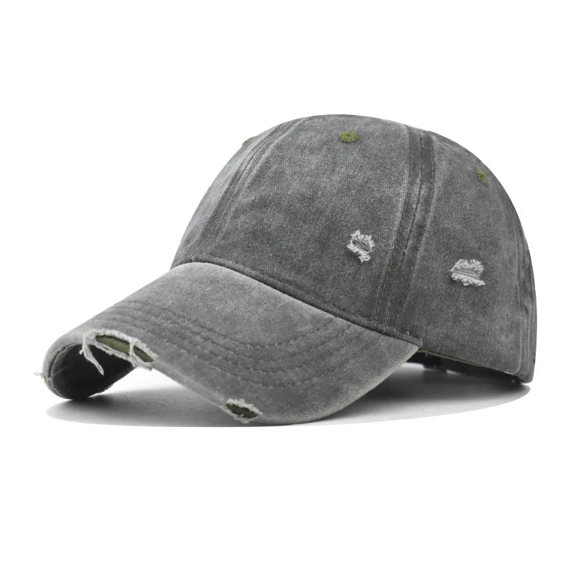 Détail du bord de la casquette avec couture apparente