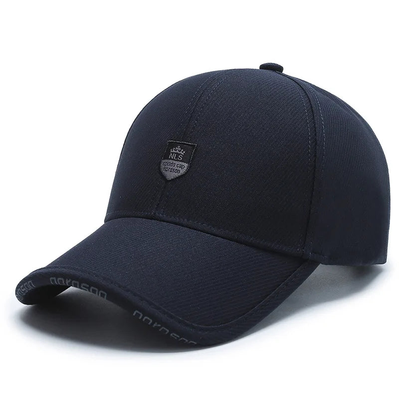 Casquette unisexe portée en extérieur par temps ensoleillé