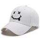 Gros plan sur le motif brodé d'une casquette décontractée
