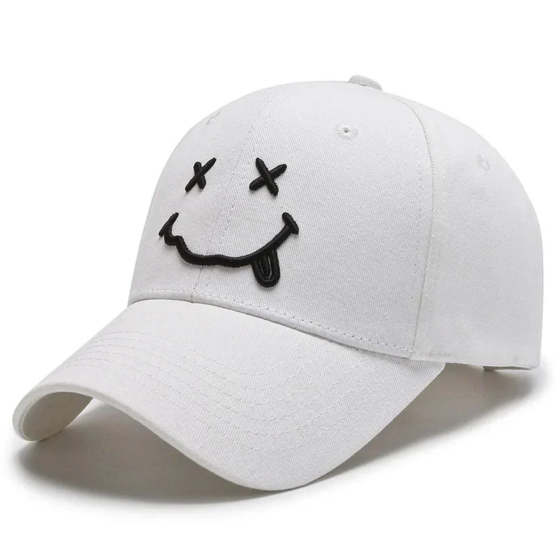 Gros plan sur le motif brodé d'une casquette décontractée