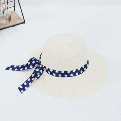 Chapeau de paille avec ombre portée sur le sol