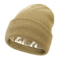 Bonnet en satin rouge, détail du bord élastique