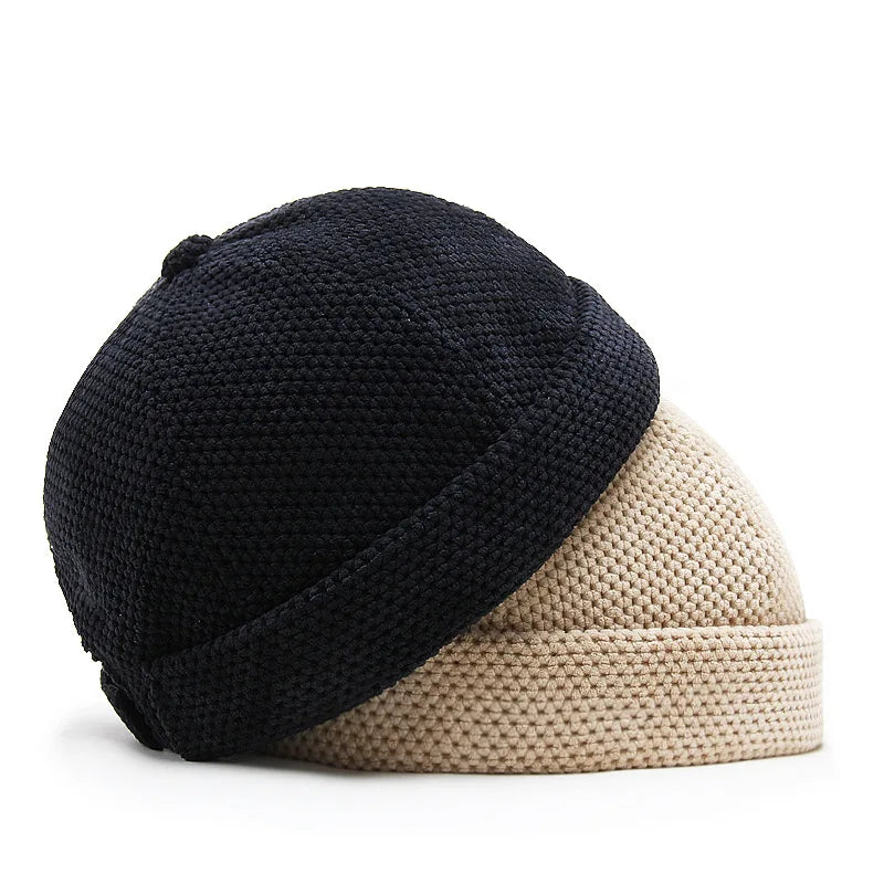 Vue rapprochée de la texture tricotée du bonnet beige