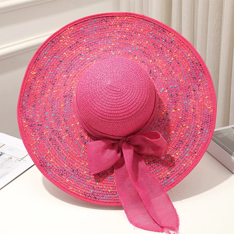 Chapeau de paille sur fond de plage ensoleillée