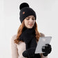 Zoom sur le pompon du bonnet, texture moelleuse