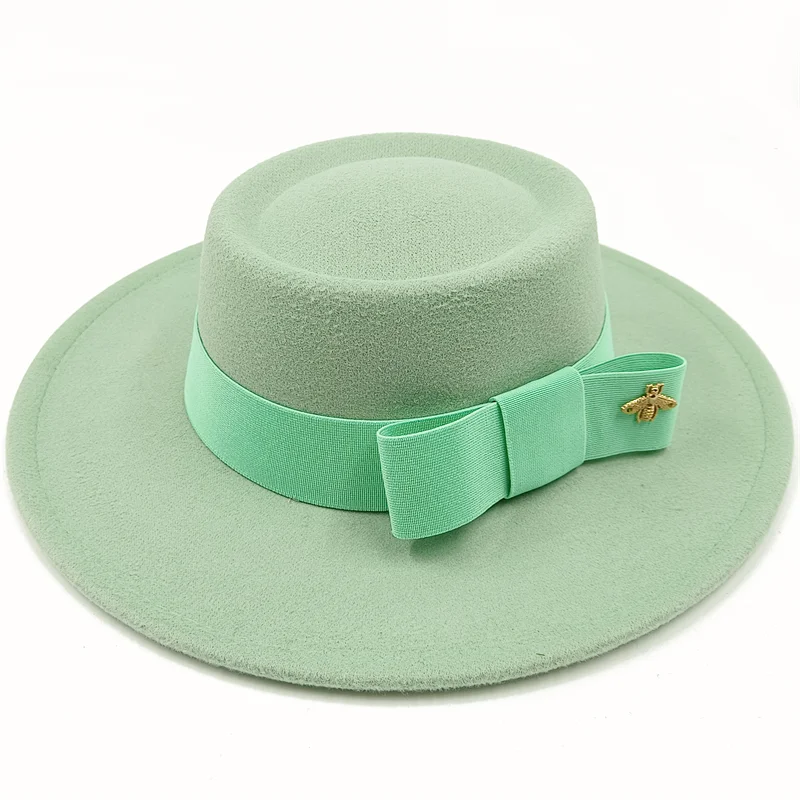 Chapeau beige en coton, suspendu à un cintre