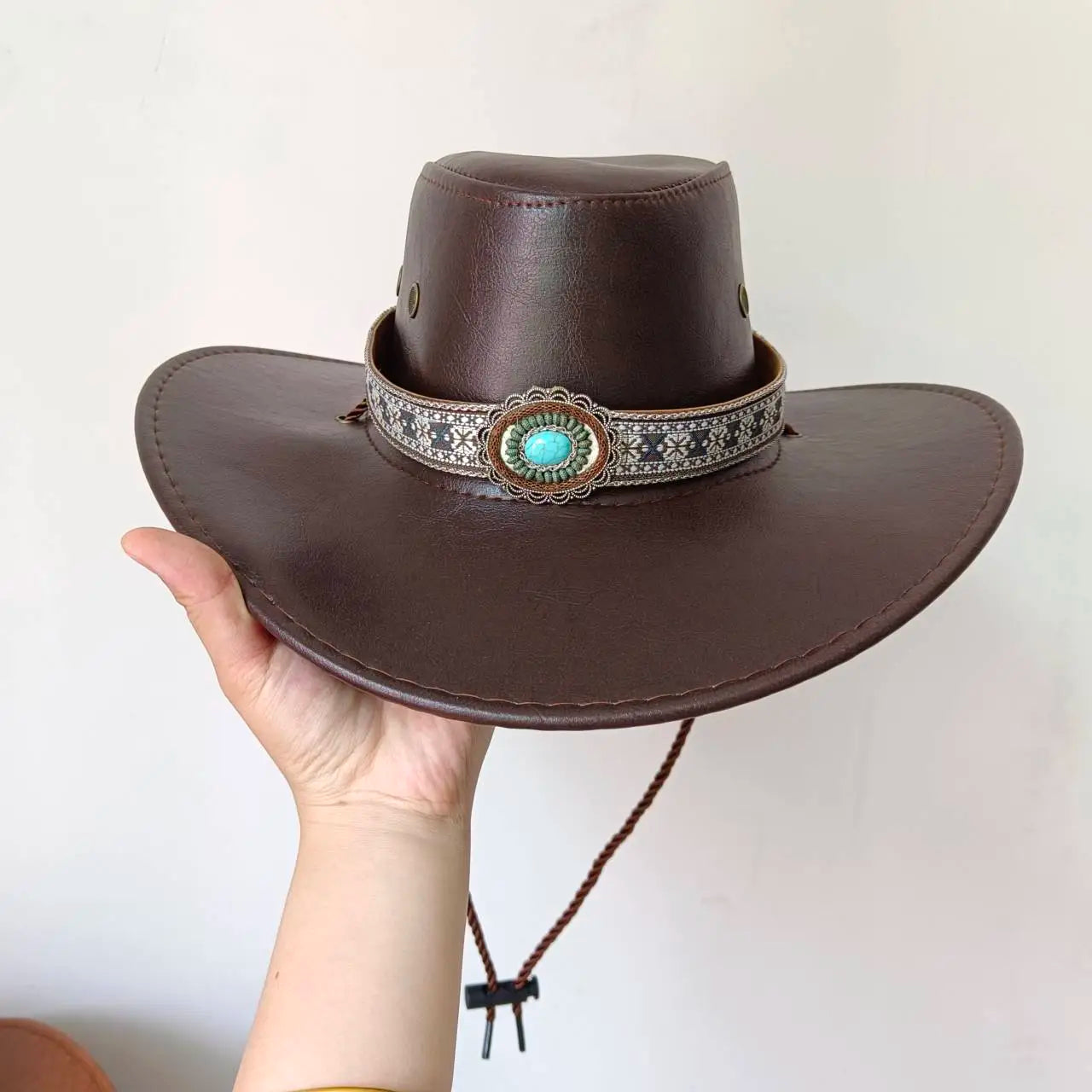Vue arrière d'un chapeau cowboy avec bordure large