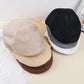 Gros plan sur la texture du béret en coton léger