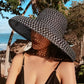 Vue latérale du chapeau de paille montrant sa structure