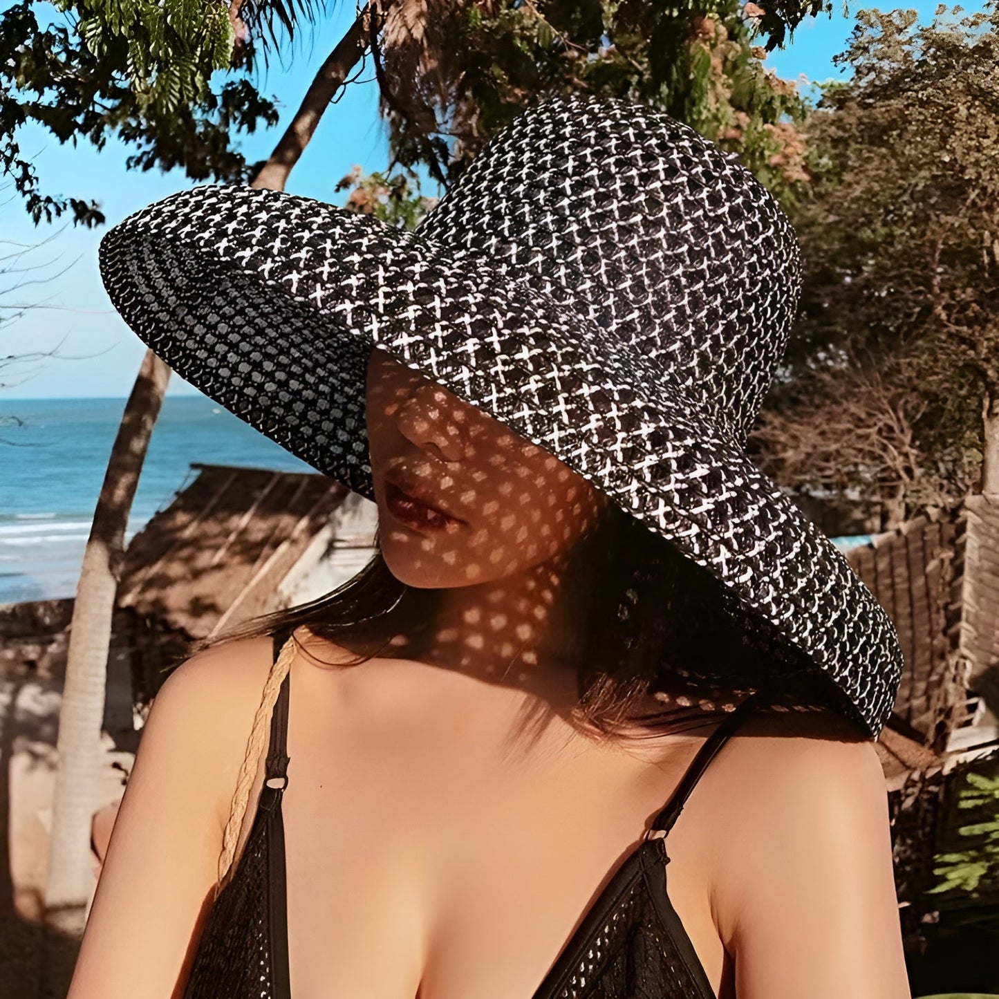 Vue latérale du chapeau de paille montrant sa structure