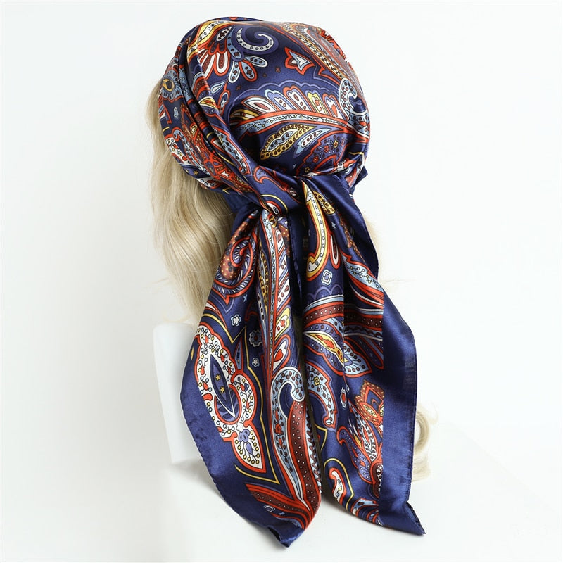 Foulard carré bleu marine avec motifs multicolores élégants