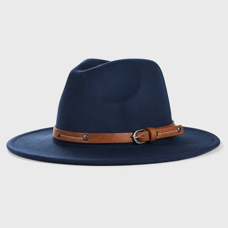 Chapeau Fedora en laine sur une tête de mannequin, éclairé par une lumière naturelle