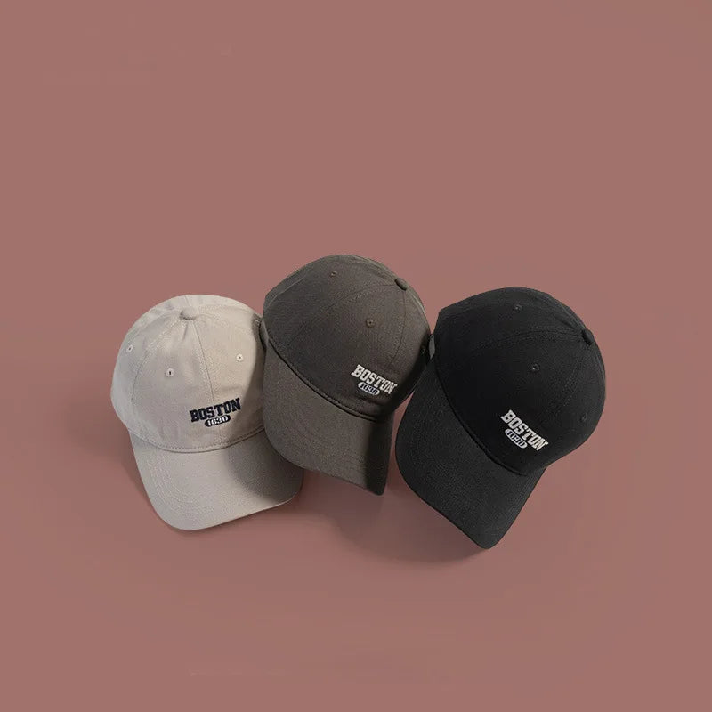 Casquette élégante montrant la broderie sur le devant