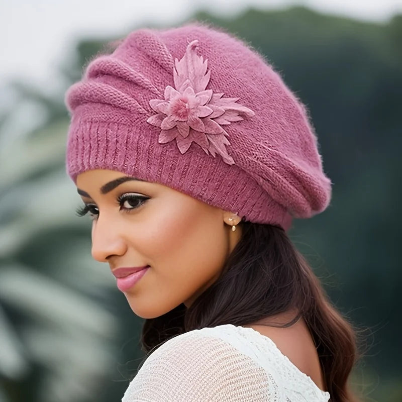 Bonnet en maille posé sur une surface en bois clair