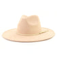 Chapeau en suède beige sur une étagère en bois