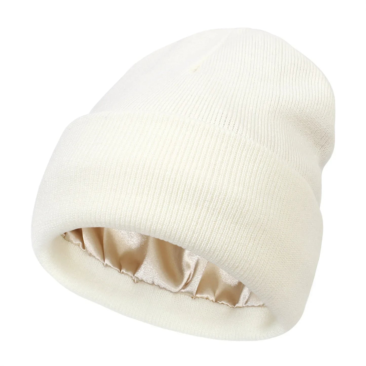 Bonnet en satin noir posé sur une table en bois