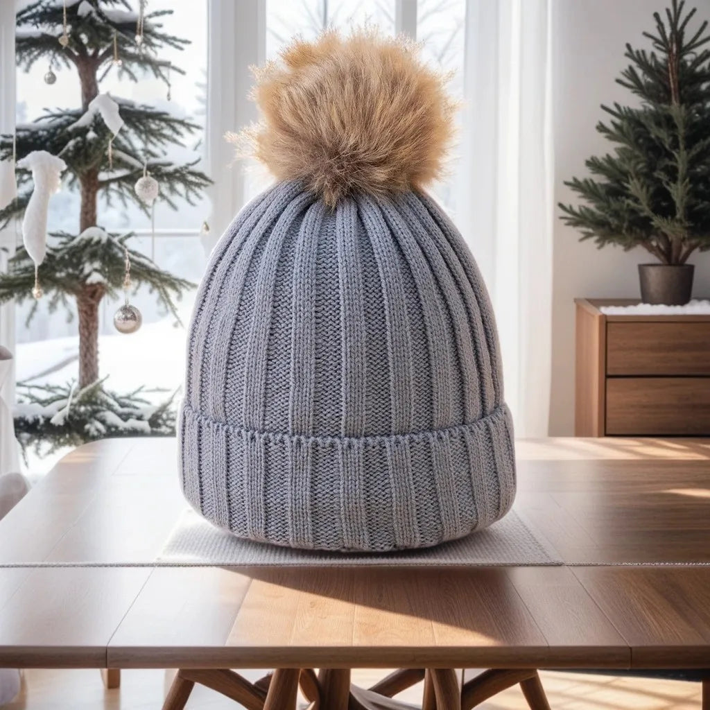 Bonnet posé sur une surface en bois, détail de la maille