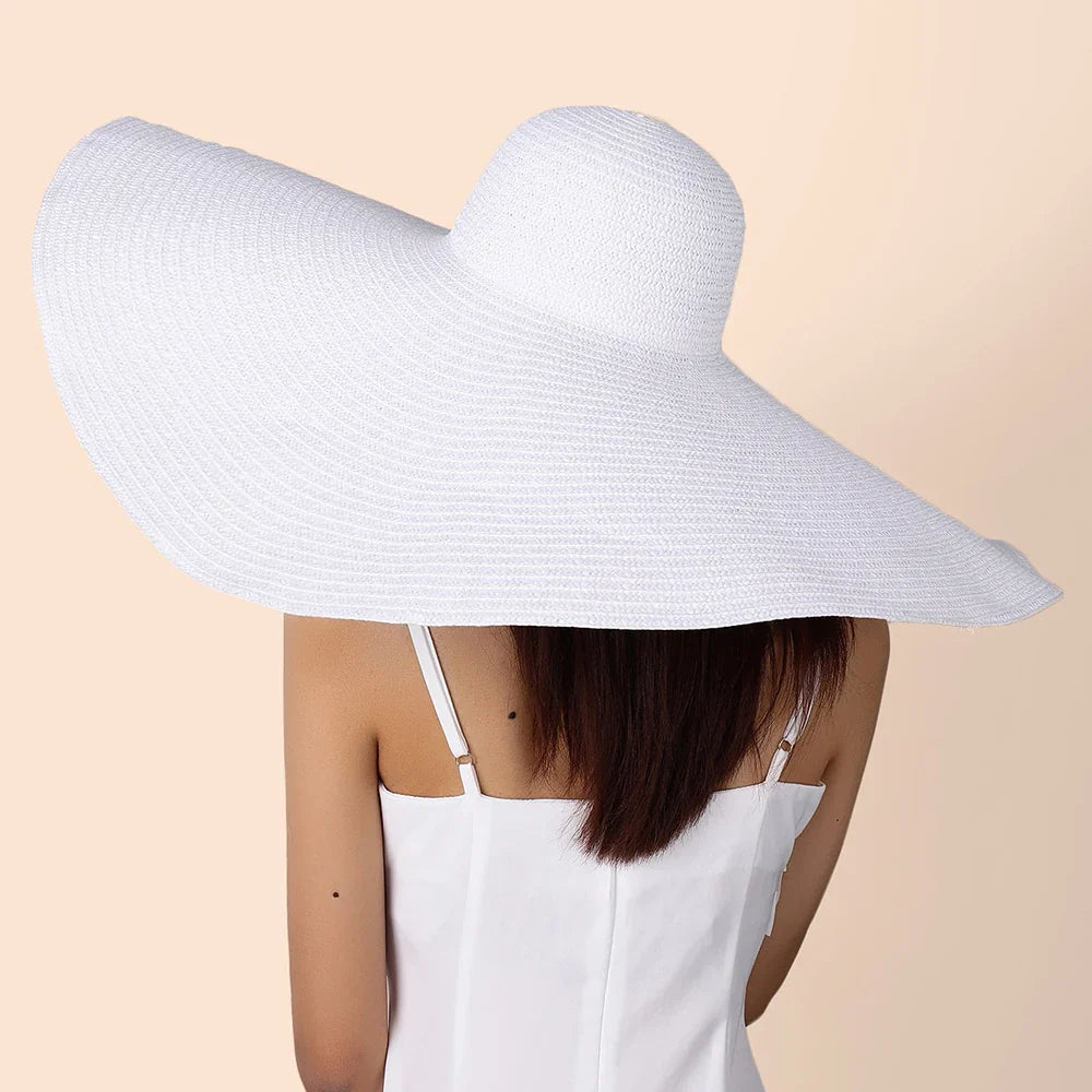 Chapeau de paille naturel posé sur une table en bois