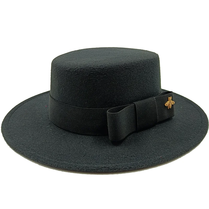 Chapeau beige avec détails de couture visibles