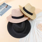 Chapeau Panama avec ruban noir sur fond blanc