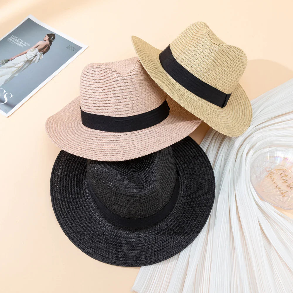 Chapeau Panama avec ruban noir sur fond blanc