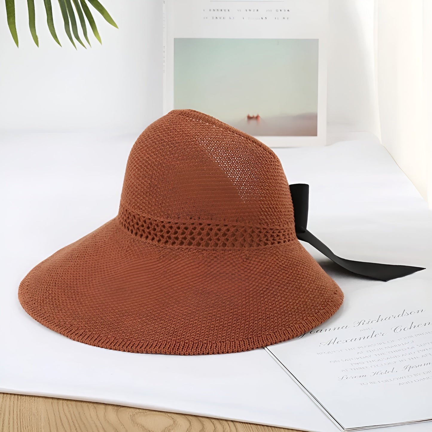 Chapeau de paille sur fond neutre, montrant son design élégant