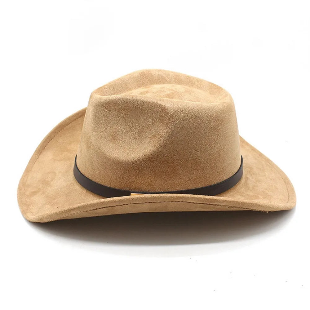 Homme portant un chapeau cowboy, regardant vers l'horizon