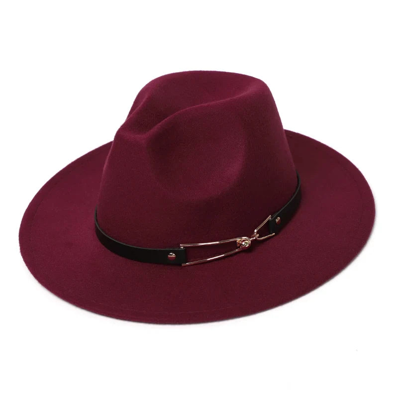 Fedora noir avec détails dorés, posé sur une table
