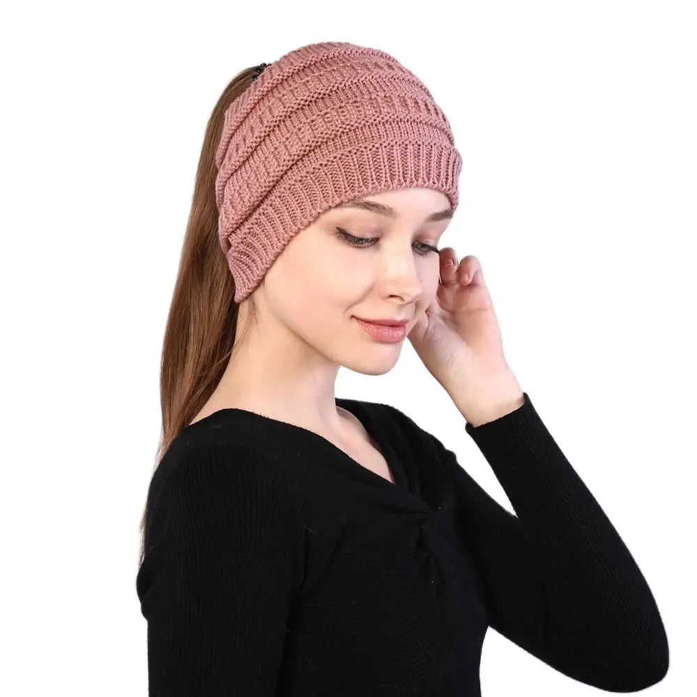 Bandeau en tricot noir porté par une femme en extérieur