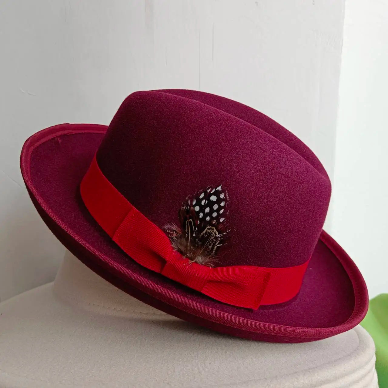 Vue de dessus d'un chapeau melon montrant la couronne ronde