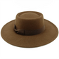 Chapeau fedora bleu marine avec ruban noir, fond neutre