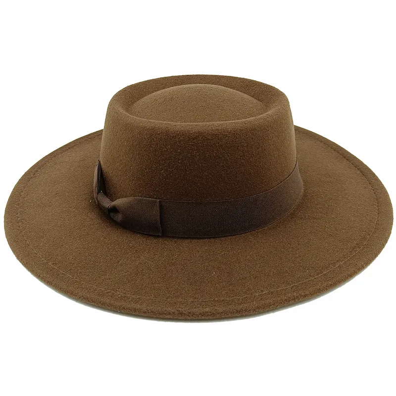 Chapeau fedora bleu marine avec ruban noir, fond neutre