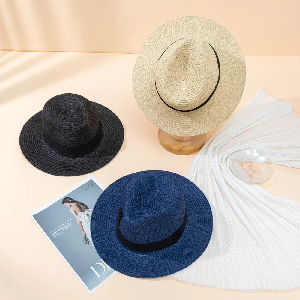 Chapeau Panama sur une chaise de plage