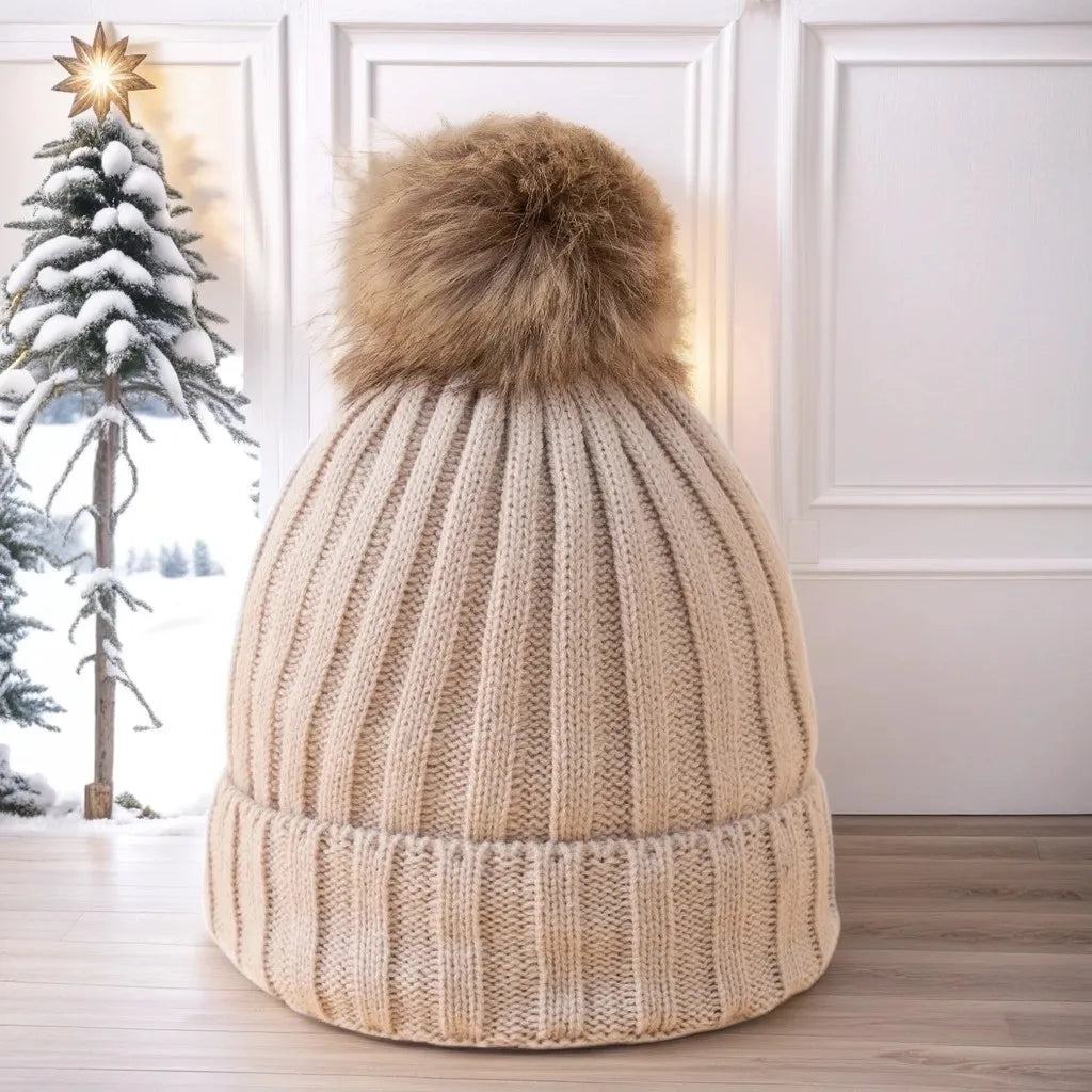 Bonnet d'hiver avec pompon, posé sur un fond neutre
