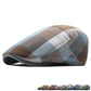 Gros plan sur le motif tartan du béret en coton