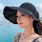 Vue de profil du chapeau, mettant en valeur le bord ondulé