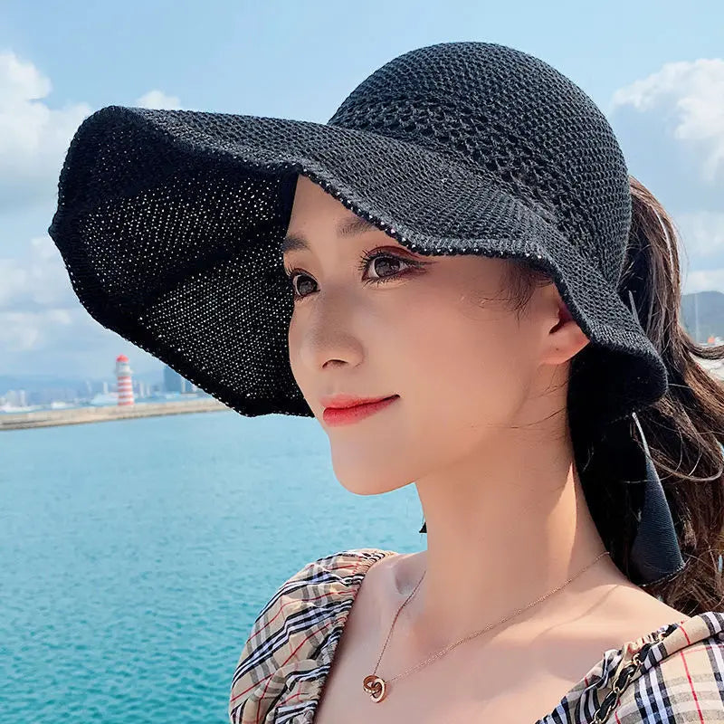 Vue de profil du chapeau, mettant en valeur le bord ondulé