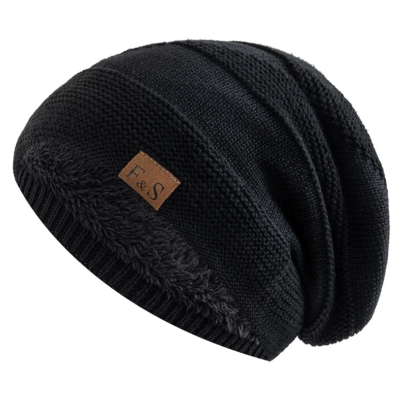 Homme souriant portant un bonnet bleu en ville