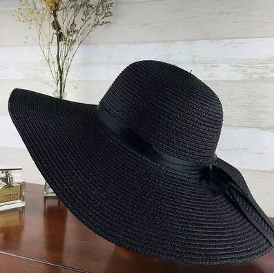 Vue de dessus du chapeau de paille, montrant le tissage serré