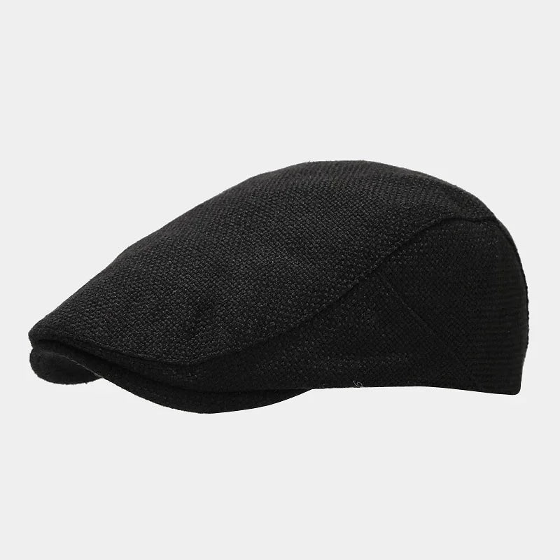 Béret beige en gros plan, soulignant les coutures fines