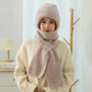 Femme portant un bonnet intégral en maille torsadée beige