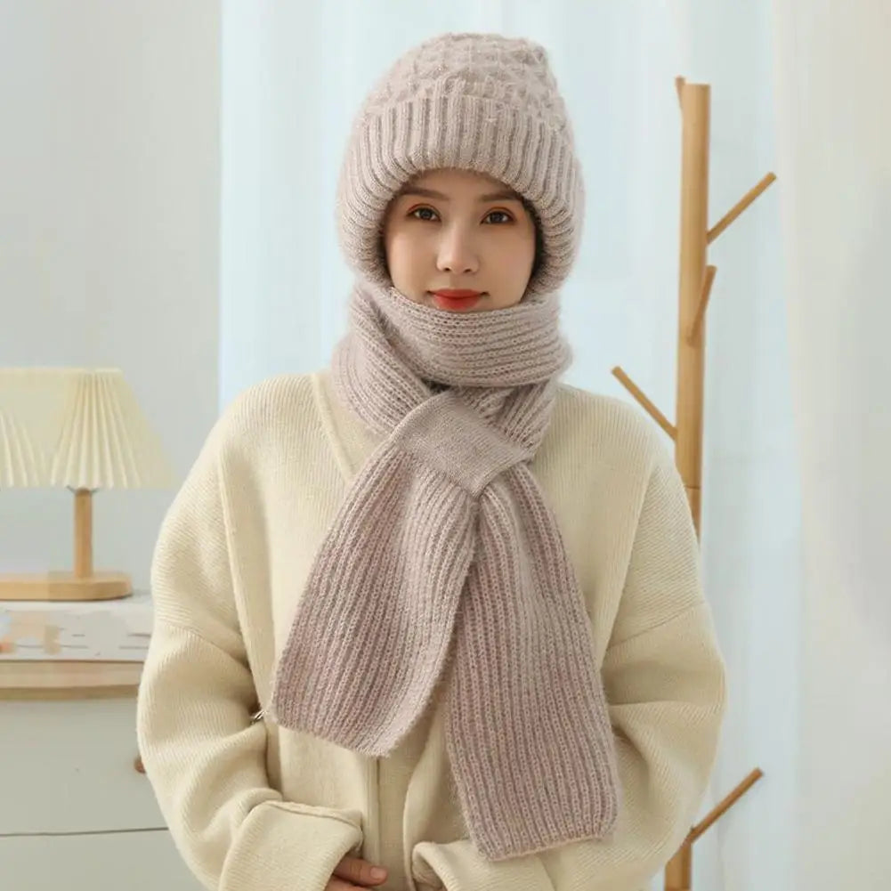 Femme portant un bonnet intégral en maille torsadée beige