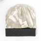 Doublure satinée du bonnet, gros plan sur la texture