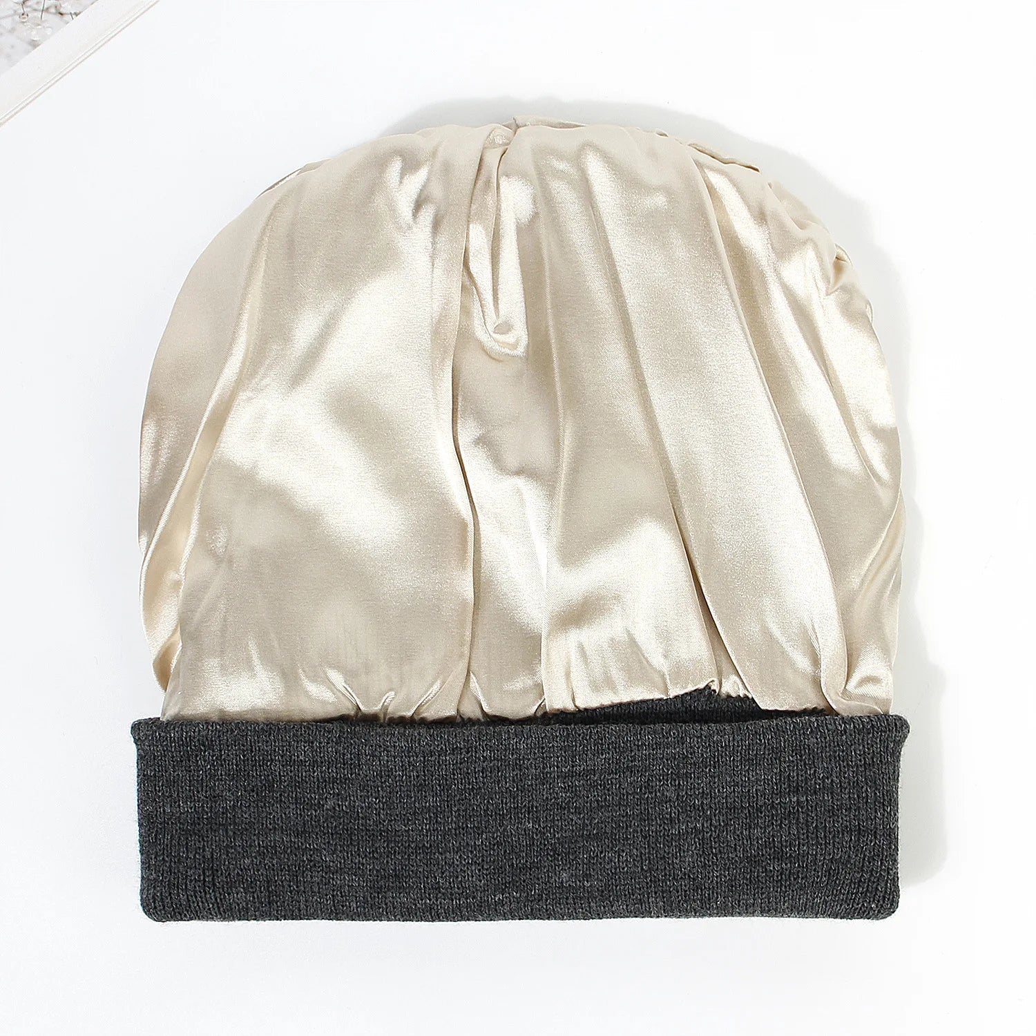 Doublure satinée du bonnet, gros plan sur la texture