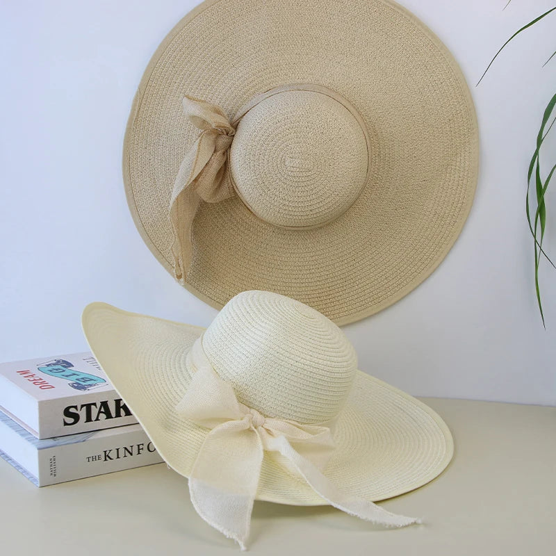 Gros plan sur la texture tressée du chapeau de paille