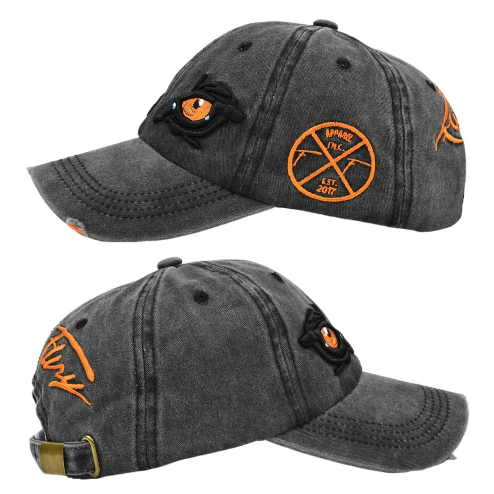 Détail des yeux brodés sur casquette beige