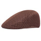 Homme en costume avec un béret marron foncé