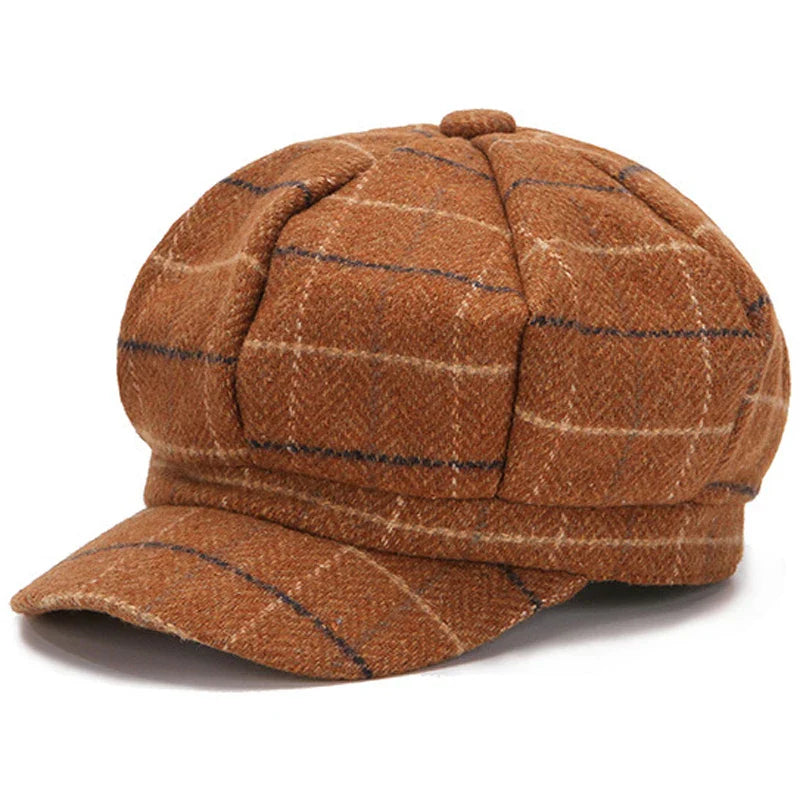 Femme portant un béret à carreaux en extérieur